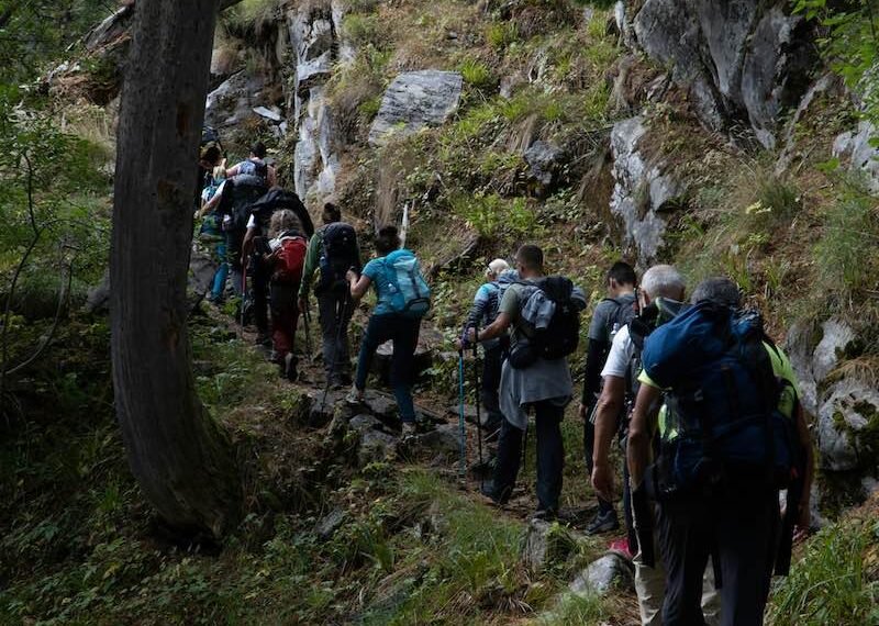 Pilger auf dem Camino Francés in Spanien – der Jakobsweg ist überfüllt, doch die spirituelle Reise lohnt sich trotzdem.