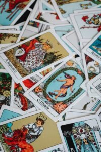 Tarotkarten auf dem Jakobsweg – Symbol für spirituelle Erfahrungen und persönliche Reflexion während der Pilgerreise.