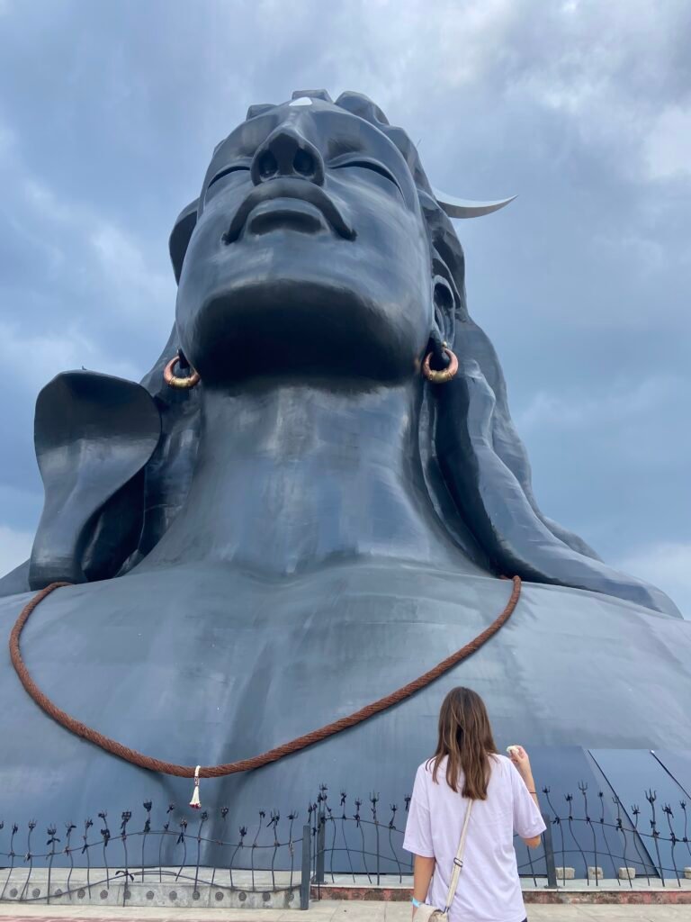 Shiva Statue bei Tageslicht